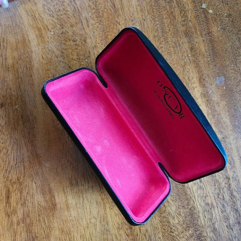 Oscar de la Renta Hard Shell Eyeglass Case Black Exterior Pink Interior